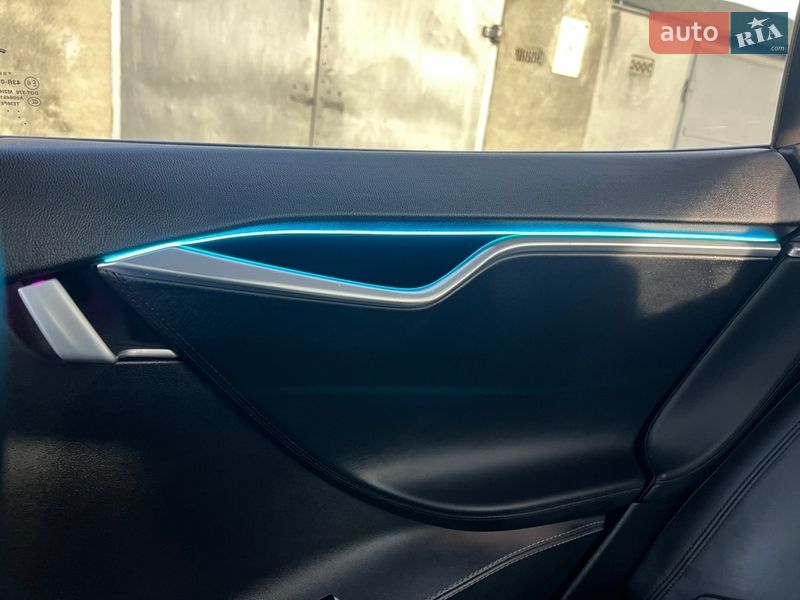 Лифтбек Tesla Model S 2013 в Львове