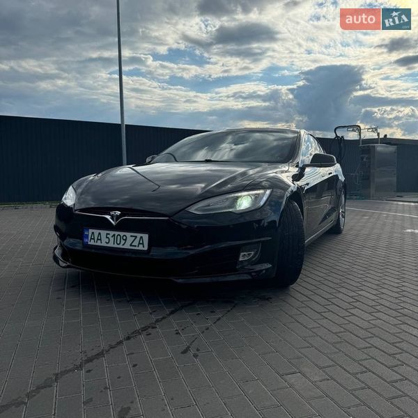 Лифтбек Tesla Model S 2015 в Львове