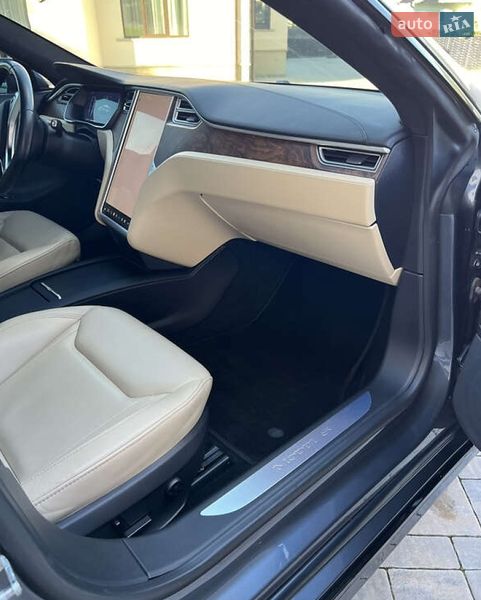Ліфтбек Tesla Model S 2016 в Івано-Франківську