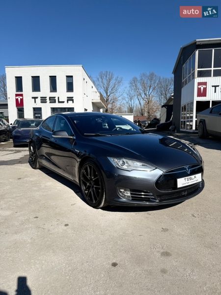 Лифтбек Tesla Model S 2015 в Виннице