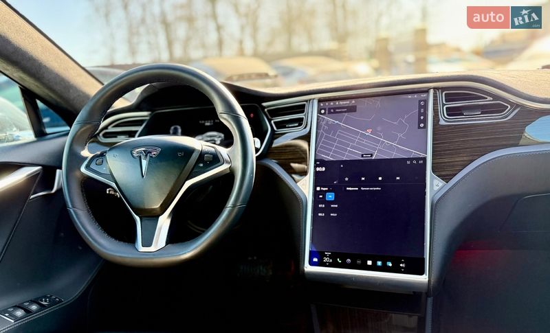 Лифтбек Tesla Model S 2015 в Виннице