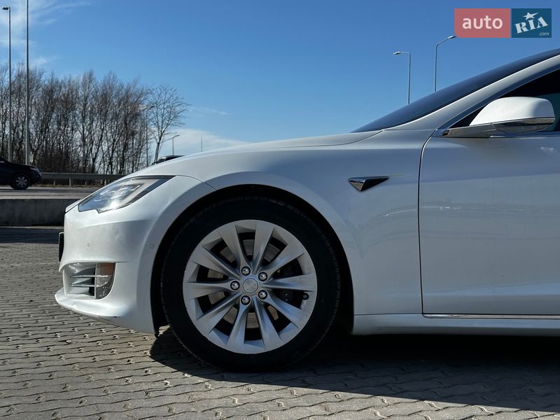 Ліфтбек Tesla Model S 2016 в Львові