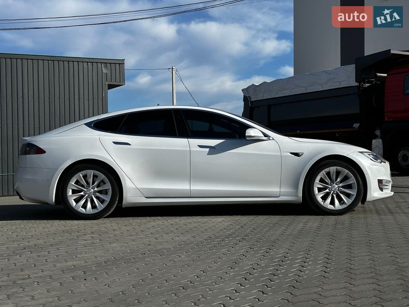 Ліфтбек Tesla Model S 2016 в Львові