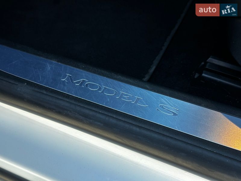 Ліфтбек Tesla Model S 2016 в Львові