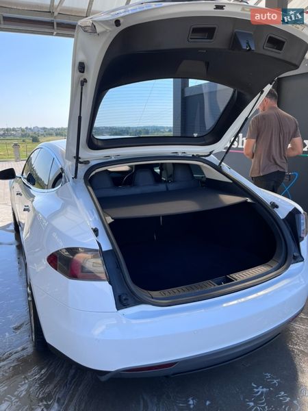 Ліфтбек Tesla Model S 2014 в Шумську