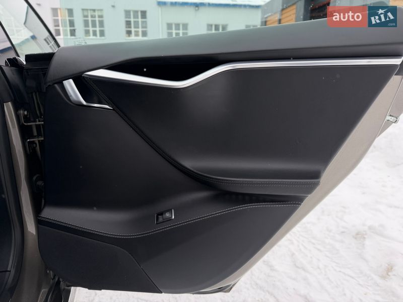 Ліфтбек Tesla Model S 2016 в Житомирі