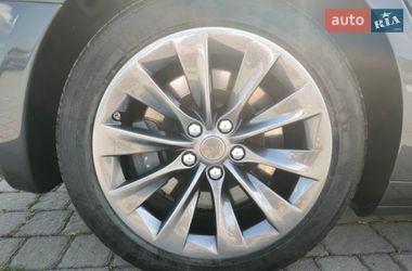 Лифтбек Tesla Model S 2017 в Львове