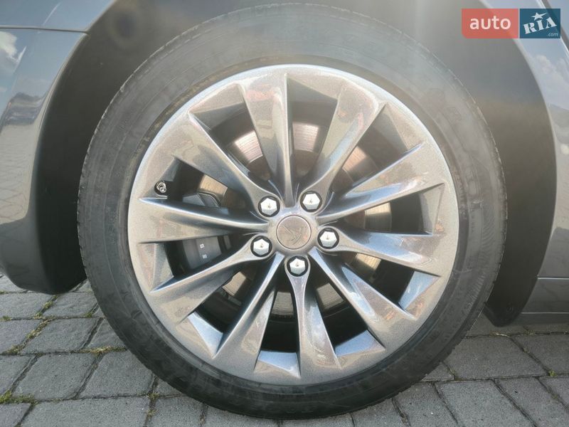Ліфтбек Tesla Model S 2017 в Львові