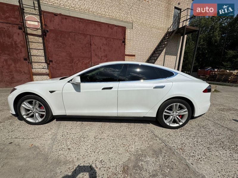 Лифтбек Tesla Model S 2015 в Бершади