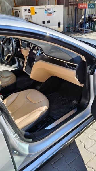 Лифтбек Tesla Model S 2014 в Глыбокой