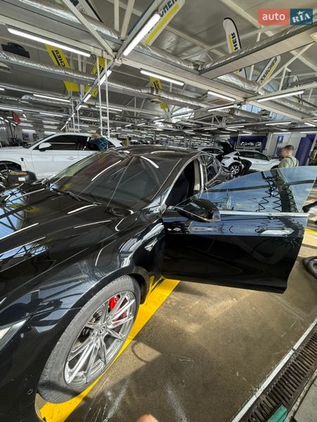 Ліфтбек Tesla Model S 2016 в Чернівцях