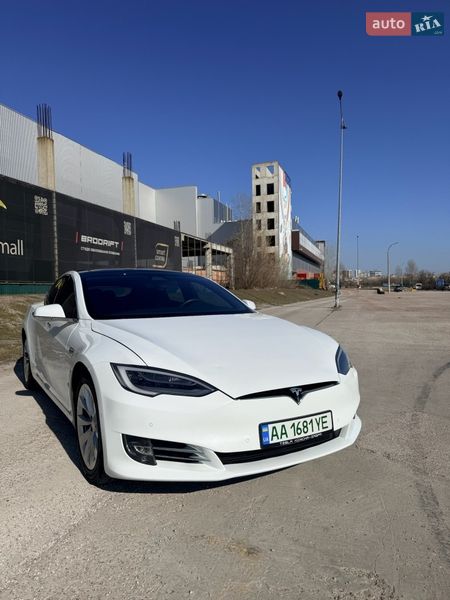 Лифтбек Tesla Model S 2018 в Киеве