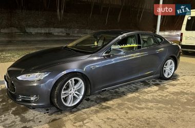 Лифтбек Tesla Model S 2015 в Львове