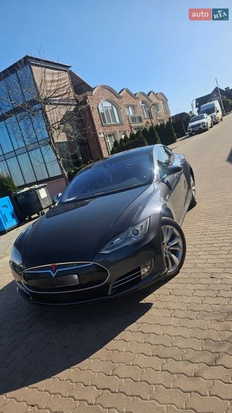 Лифтбек Tesla Model S 2015 в Черновцах