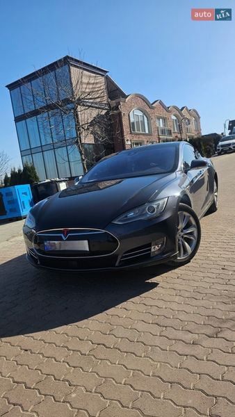 Лифтбек Tesla Model S 2015 в Черновцах