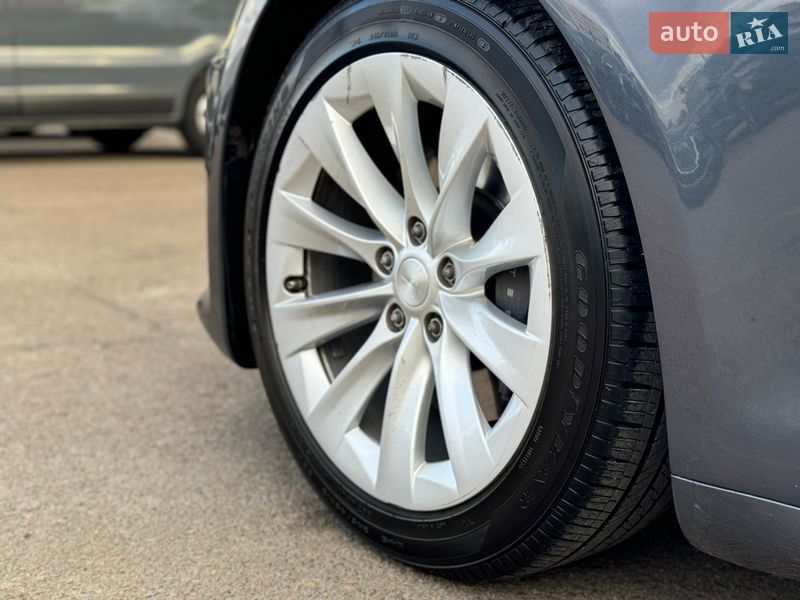 Ліфтбек Tesla Model S 2017 в Києві