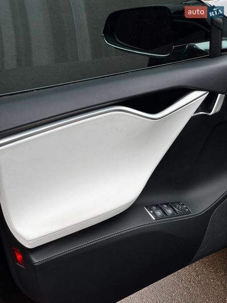 Лифтбек Tesla Model S 2017 в Киеве фото 16 Лифтбек Tesla Model S 2017 в Киеве