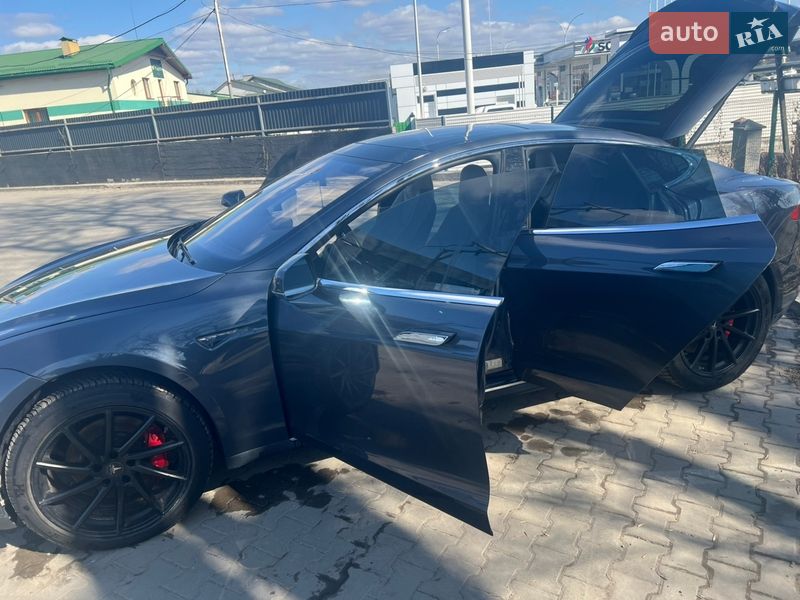 Лифтбек Tesla Model S 2015 в Львове
