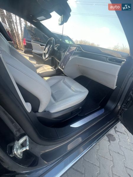 Лифтбек Tesla Model S 2015 в Львове