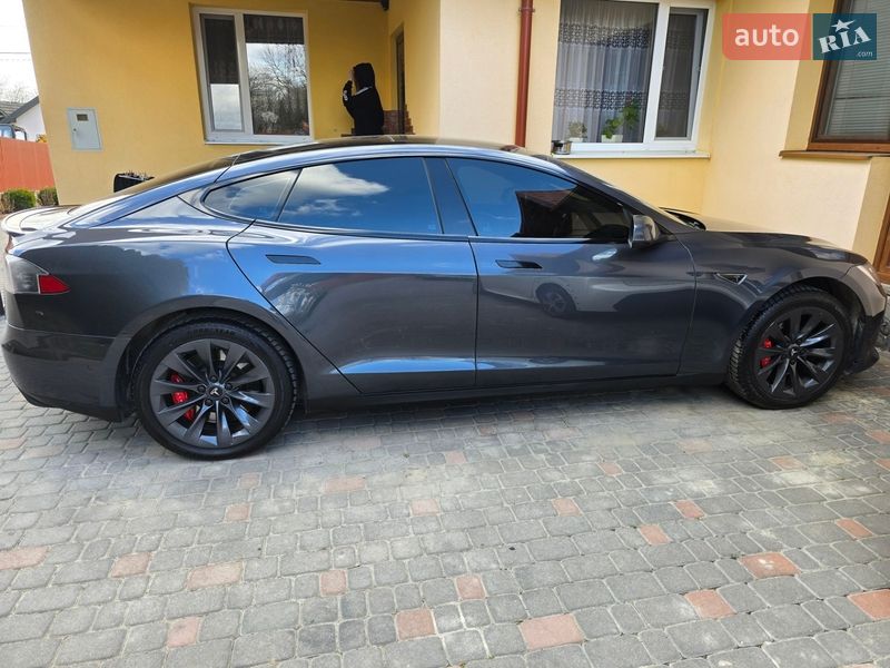 Ліфтбек Tesla Model S 2015 в Львові