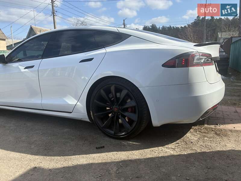 Лифтбек Tesla Model S 2016 в Киеве
