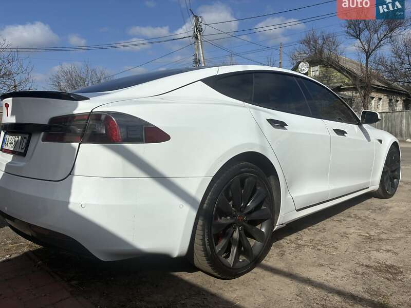 Лифтбек Tesla Model S 2016 в Киеве