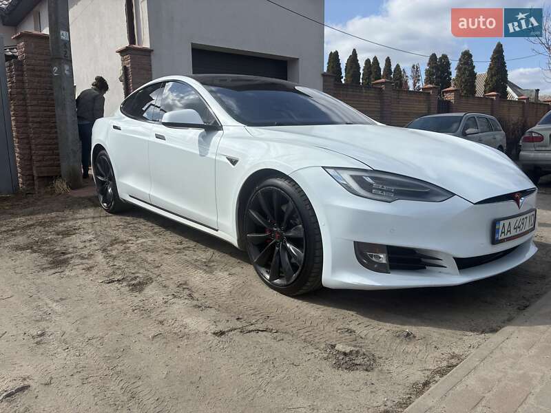 Лифтбек Tesla Model S 2016 в Киеве