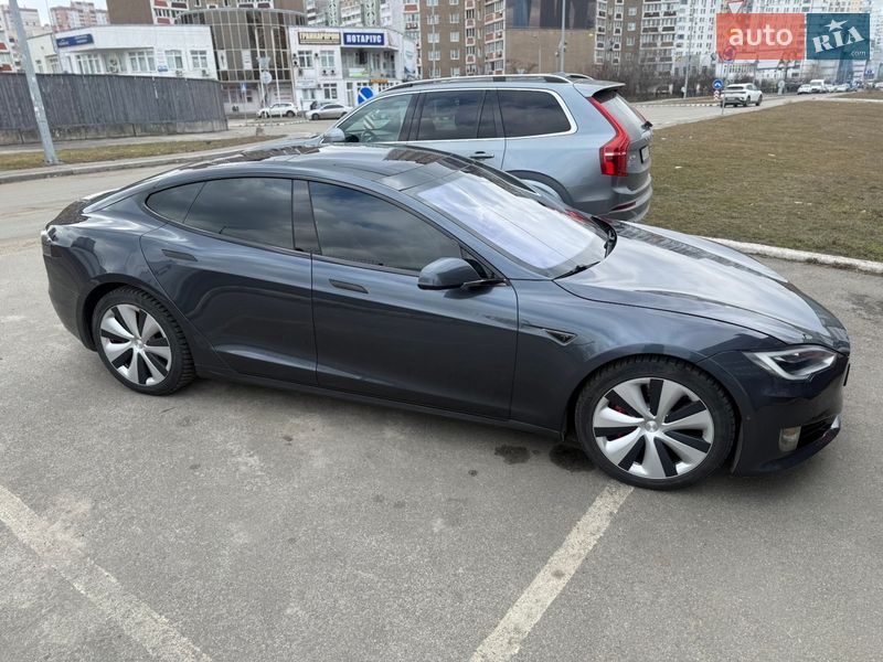 Лифтбек Tesla Model S 2016 в Киеве
