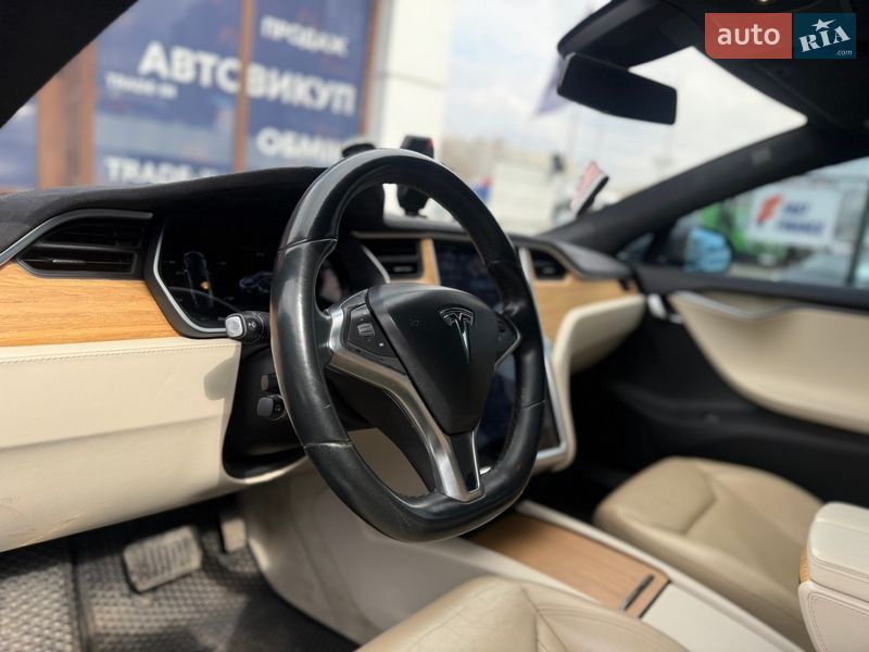 Лифтбек Tesla Model S 2016 в Киеве