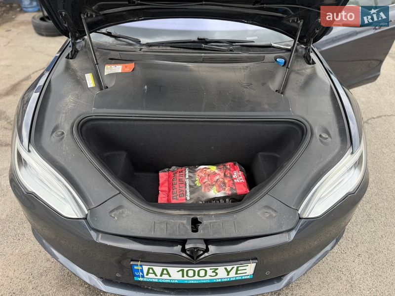 Лифтбек Tesla Model S 2016 в Киеве