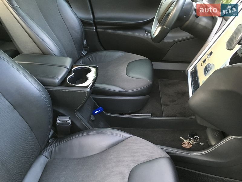 Хэтчбек Tesla Model S 2014 в Коломые