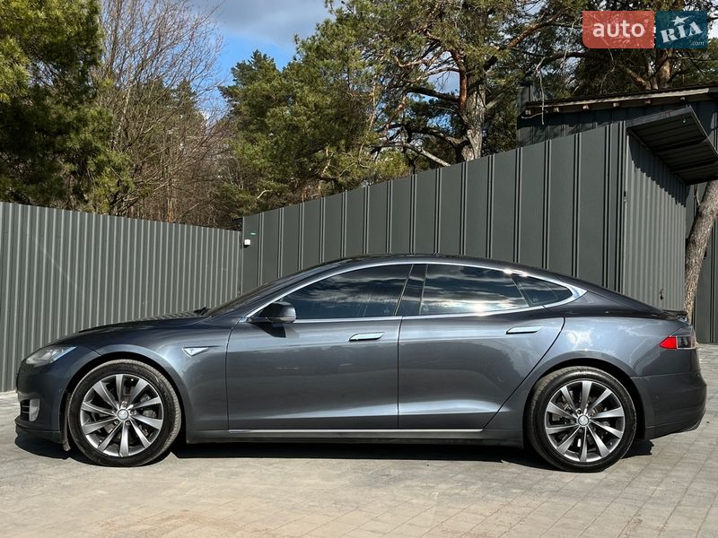 Лифтбек Tesla Model S 2015 в Смыге
