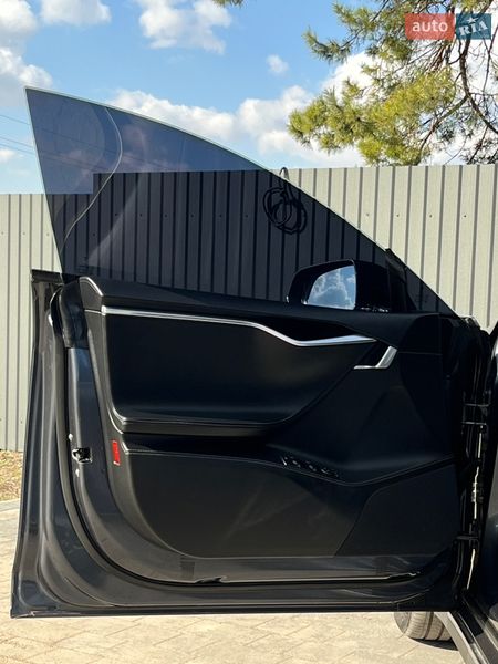 Лифтбек Tesla Model S 2015 в Смыге