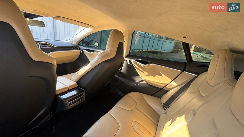 Лифтбек Tesla Model S 2015 в Киеве
