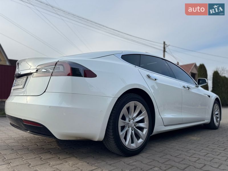 Лифтбек Tesla Model S 2018 в Черновцах