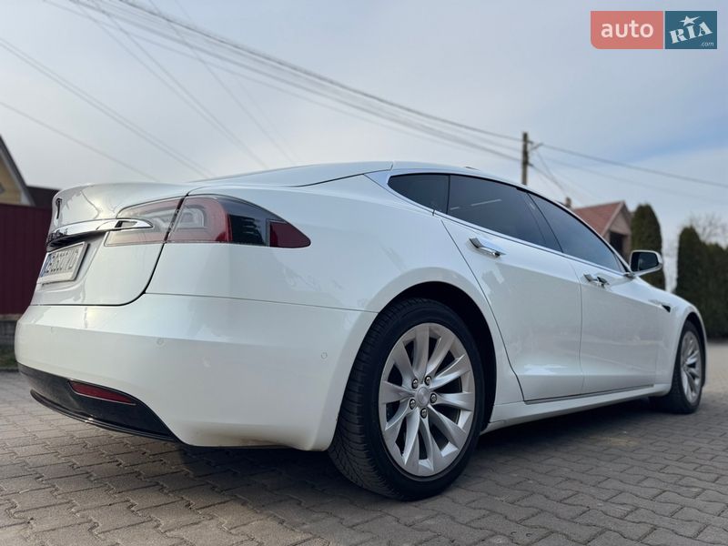 Лифтбек Tesla Model S 2018 в Черновцах