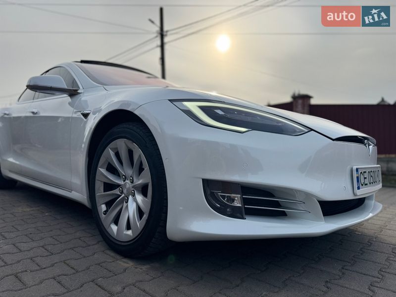 Лифтбек Tesla Model S 2018 в Черновцах