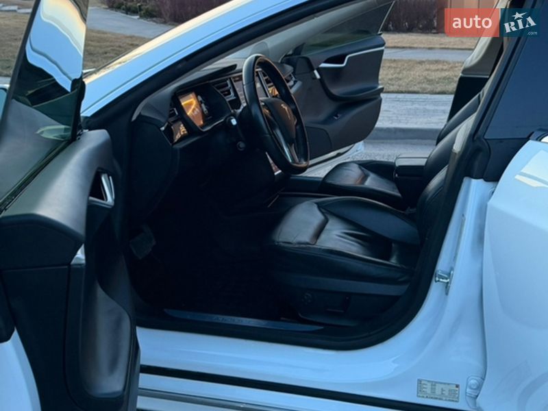 Лифтбек Tesla Model S 2016 в Киеве