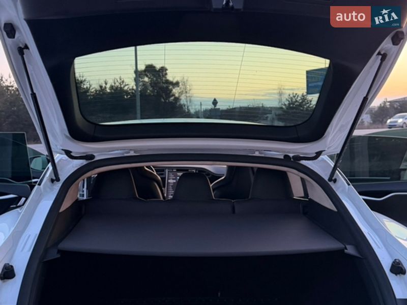 Лифтбек Tesla Model S 2016 в Киеве