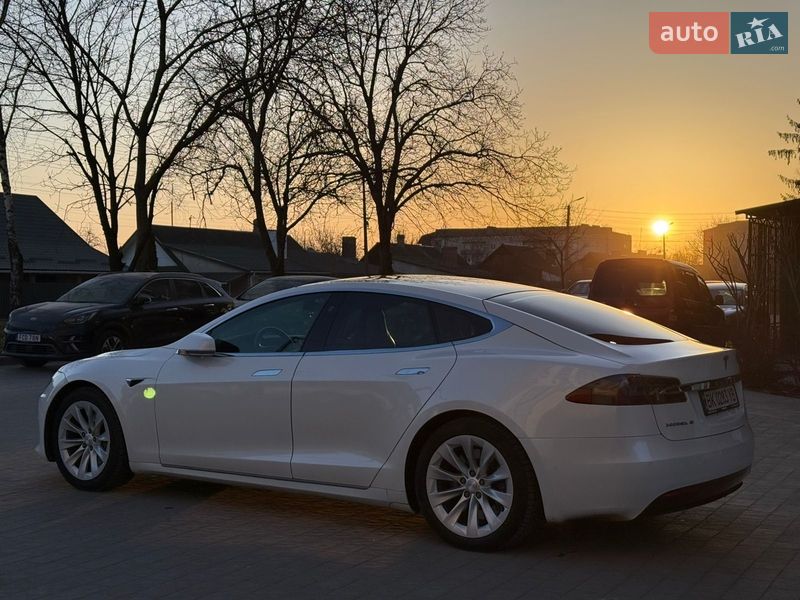 Лифтбек Tesla Model S 2017 в Дубно