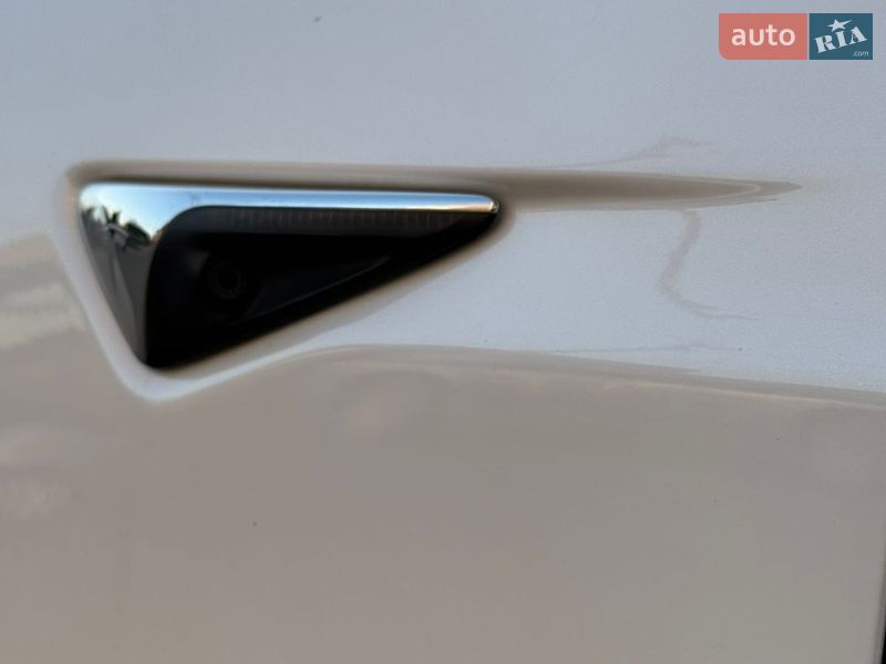 Лифтбек Tesla Model S 2017 в Дубно