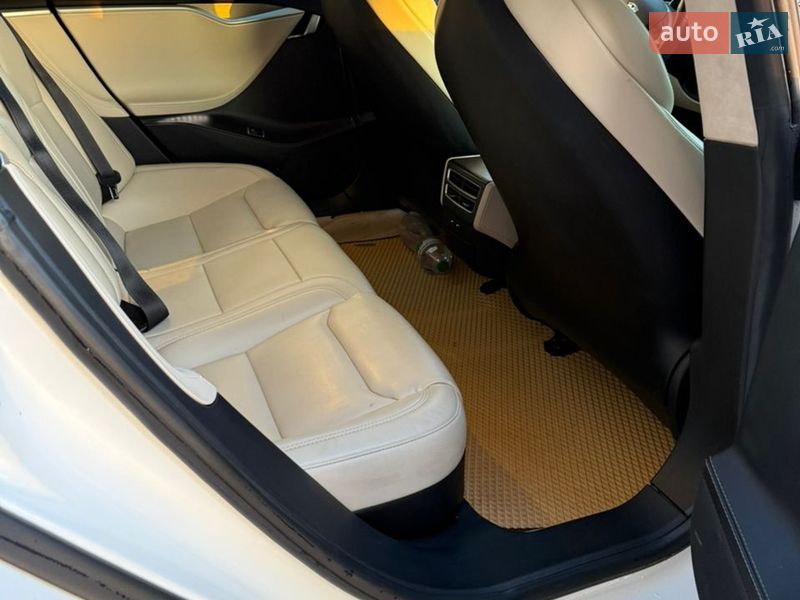 Лифтбек Tesla Model S 2017 в Дубно