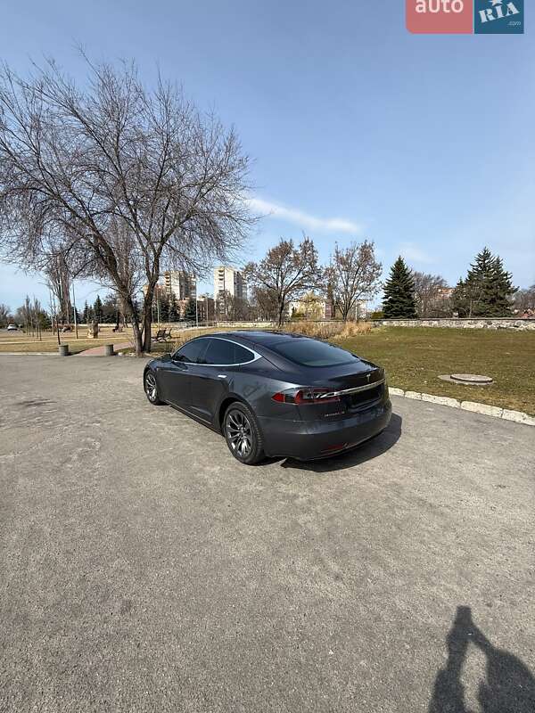 Лифтбек Tesla Model S 2016 в Кременчуге