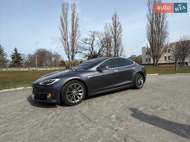 Лифтбек Tesla Model S 2016 в Кременчуге