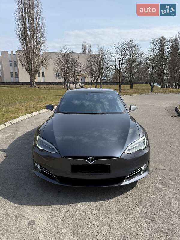 Лифтбек Tesla Model S 2016 в Кременчуге