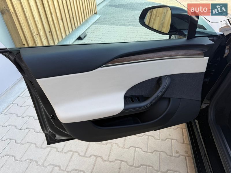 Ліфтбек Tesla Model S 2021 в Львові