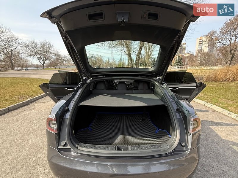 Лифтбек Tesla Model S 2016 в Кременчуге
