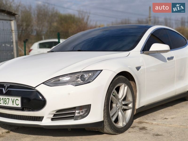 Лифтбек Tesla Model S 2014 в Львове