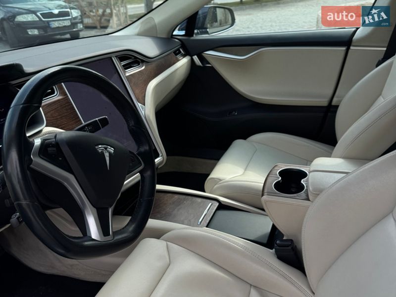 Лифтбек Tesla Model S 2017 в Львове