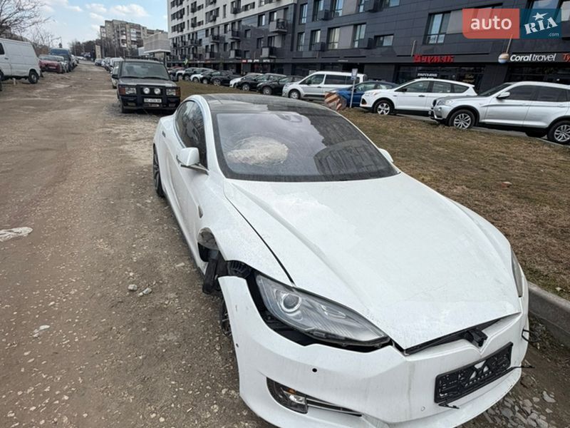 Лифтбек Tesla Model S 2016 в Львове
